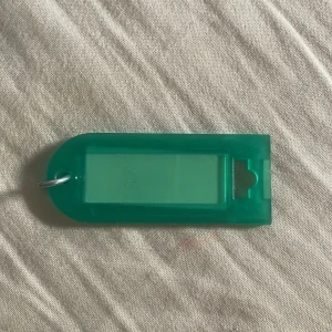 Namn bricka  - En namn bricka till käpphäst vet inte riktigt hur man får upp den så man kan skriva namnet men det går nog bra den har inga skador osv