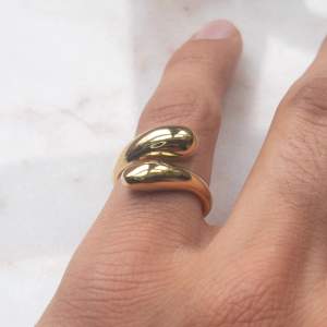 Yomie har fina kvalitativa prisvärda ringar som endast kostar 99kr 💕 Alla är vattentäta och gjorda av rostfritt stål 💛 Ringarna orsakar alltså inga utslag 💕Denna ring är justerbar & i färgen guld 💛 För fler frågor/bilder skicka ett meddelande💕