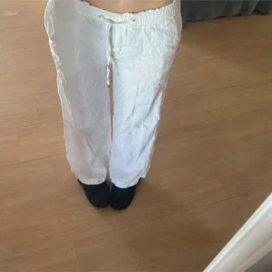 Linnebyxor  - Jättefina linnebyxor, köpte dem för 750kr. Priset kan diskuteras
