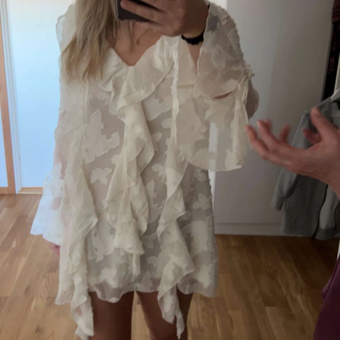 Vit volangklänning - 90