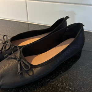 Ballerinaskor  - Ballerinaskor från Zara, aldrig använda! Strl 40