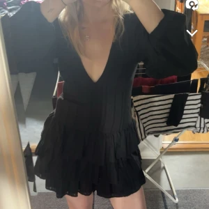 Volang klänning - Jätte fint skick! Köpt på zara förra våren, och näst intill oanvänd💋💋