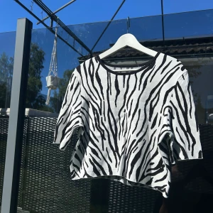 Zebra mönster topp Topshop - Fint skick! Tjockare material, känns premium ✨ Hör av er ☺️