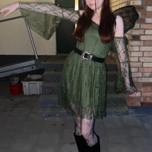 Grön klänning  - Grön klänning, använd en gång på halloween. Som ny. Spets. Storlek xs