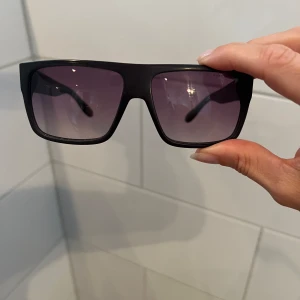 Marc Jacobs solglasögon  - Rensar bland alla märkesbågar för att ge plats till nya. Alla äkta. Vissa med fodral, andra utan.  Dessa har orginalfodral med. 