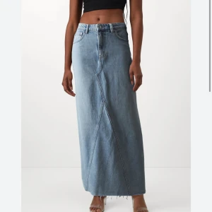 Kjol ginatricot  - Jättefin lång jeanskjol från ginatricot, storlek 36. Nästan aldrig använd. OBS den mörkare färgen 💖💖