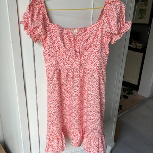 Klänning - Söt sommarklänning i storlek M men skulle mer säga att den passar en storlek S. Knappt använd, säljer pga för liten 