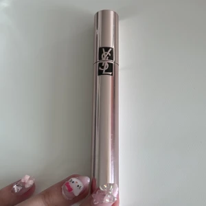 YSL Volume Effet Faux Cils The Curler Mascara Black - Helt ny och oanvänd YSL mascara, säljer för 270, ordinariepris 475. Köparen står för frakt.