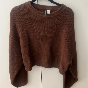 Brun stickad tröja  - En tröja i lite kortare modell. Sparsamt använd, fint skick! Storlek M 🤎