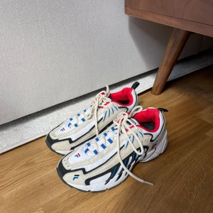 FILA sneakers - multi färgad - Superballa sneakers från Fila (strl 37) endast använt vid 1 tillfälle och är i fint skick❤️‍🔥