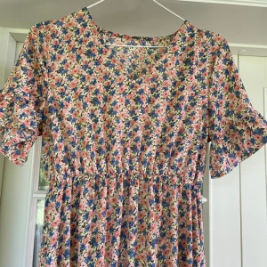 Sommarklänning  - Stl M knappt använd 