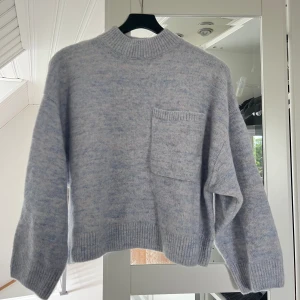 Stickad tröja - Jättemysg stickad tröja från Other Stories i en kortare modell som passar perfekt till långkjolar eller över en klänning. Den är aldrig använd!