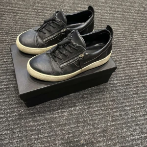 Giuseppe zanotti skor - Säljer mina Giuseppe zanotti skor, sitter bra och är bekväma, de är i bra skick, kan tvättas innan leverans, dem är äkta för er som undrar