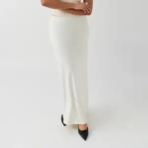 Säljer denna jättefina maxi kjolen i vitt, som tyvärr inte kommit till användning. Den är helt ny och har fortfarande prislappen på🤍