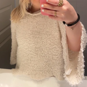 Zara tröja - Säljer för att den inte används. Använd 1-2 gånger så är som ny. Nypris 500kr säljer 200kr
