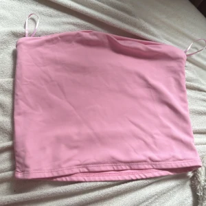 Armlös kort tröja  - Rosa fin armlös tröja till sommaren ny skick bara testad 