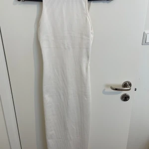 Ribbad klänning med öppen rygg - Fin klänning från hm som sitter perfekt