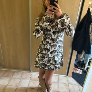 Klänning ❤️❤️ - Gammal klänning från hm, älskar den och säljer därutav att jag har 2 st❤️❤️