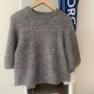 Grå Other stories tröja - Säljer denna jätte fina trekvartsärmade tröjan från other stories❤️ I jättefint skick och har provat men aldrig används. Originalpris är 690kr, men säljer för 500. Priset kan diskuteras❤️