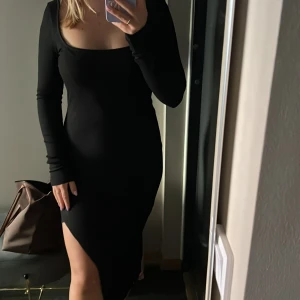 Ribbad klänning - En ribbad klänning från Na-kd med slits på sidan. Aldrig använd, bara testad hemma! Strl S 🖤