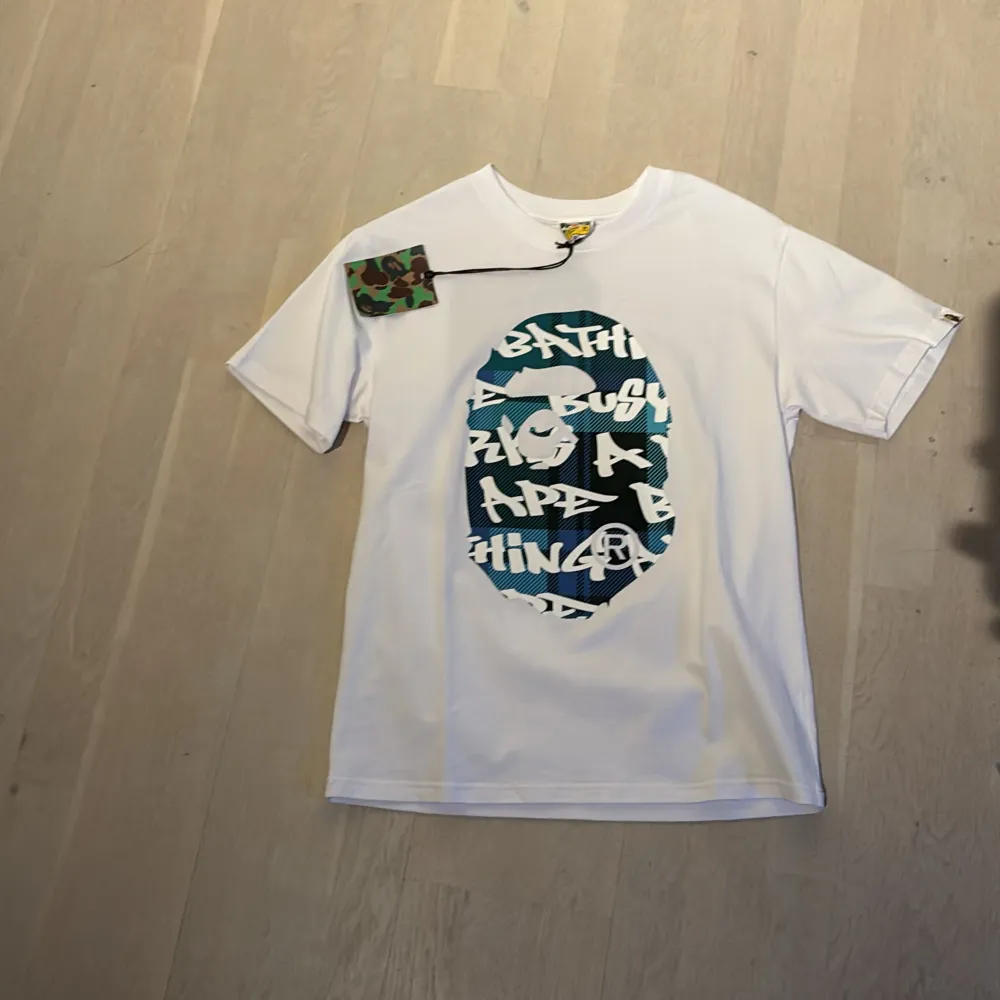 Blue logo bape t-shirt aldrig använd med tag kvar storlek medium. T-paidat.
