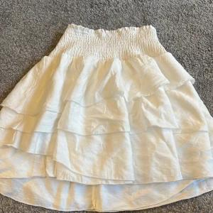 Vit kort kjol - En fin kortkjol från shein, endast provad.