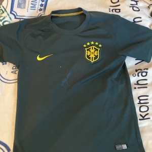 Brasilien Jersey 2014 - Skick 5/10, inga hål eller nånting sånt, gammal tröja därför är trycket på ryggen borta. Skit snygg till sommaren!