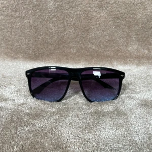 ”Rayban boyfriend” - Säljer dessa näst intill identiska solglasögon som liknar rayban boyfriend vilket är en väldigt eftertraktad modell. brillorna är väldigt högkvalitativa till sitt pris med ett uv skydd på 400!(FRAKTAR INOM 12 TIMMAR!) 💬Skriv vid minsta intresse!💬 