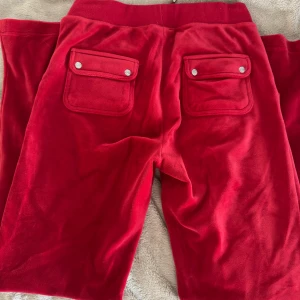 ❤️ - storlek S, bra skick, förutom att de finns en liten fläck på ena byxbenet (sista bilden) men försvinner säkert i tvätten💓metallplupparna på snörena sitter lite löst men om man är försiktig så händer inget:)