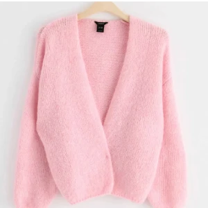 Cardigan - Säljer en jätte mysig ljusrosa stickad cardigan🩷 Använd 2 gånger!