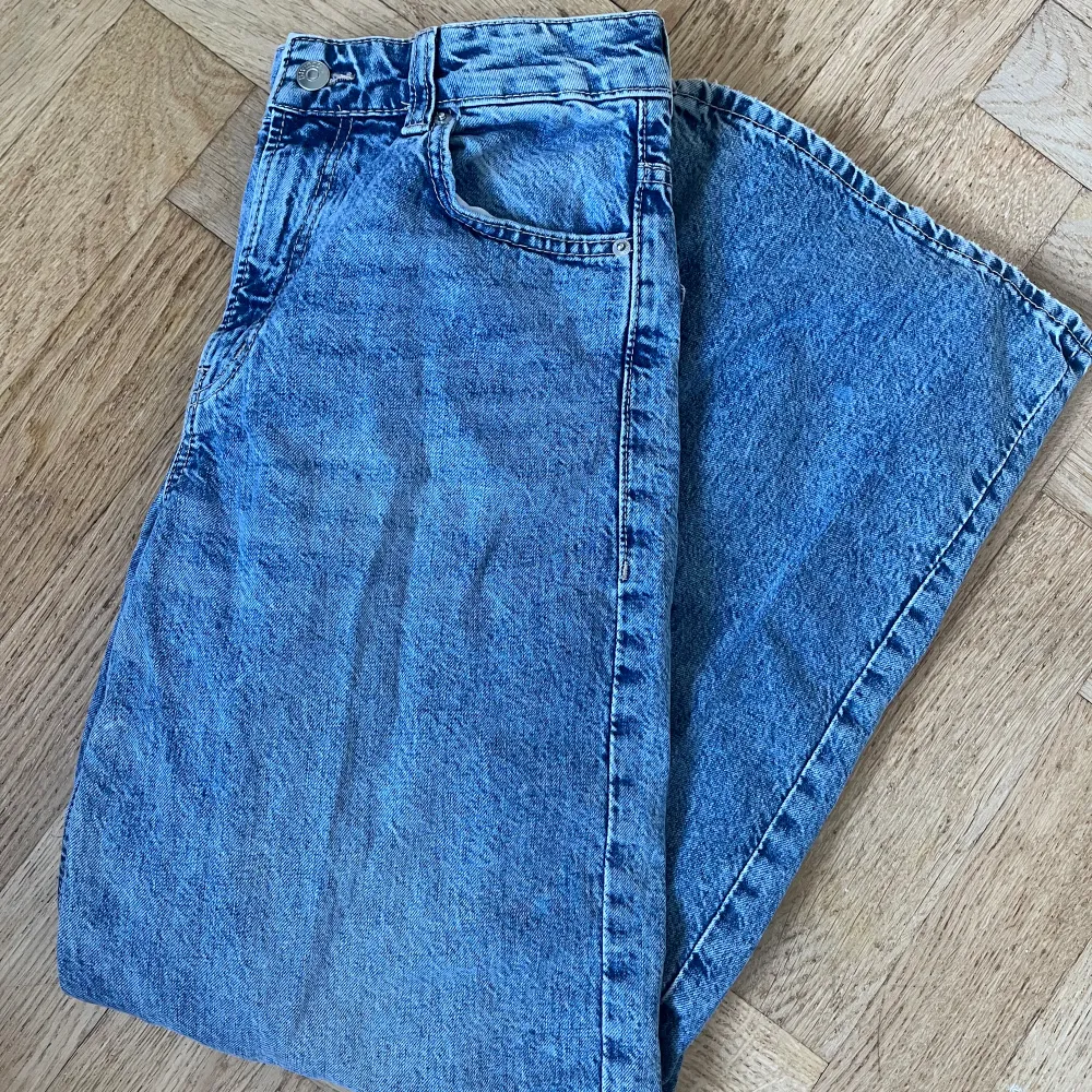 Jag säljer ett par helt nya, jättesnygga jeans från H&M i modellen ”baggy regular jeans” i färgen ljus denimblå. De är helt oanvända med prislappen på. Jag säljer eftersom de inte passar och jag hann inte returnera. Nypris 299 kr, mitt startpris 250✨. Jeans & Byxor.