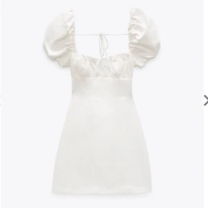 Vit klänning!🤍 - Så fin vit klänning med knytning i ryggen🥰 Mycket sällan använd🤍 Skriv privat för fler bilder!