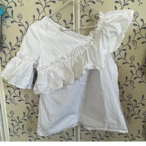 Vit topp - SÖKER denna toppen i strl XS/S. Hör av er 💖💖