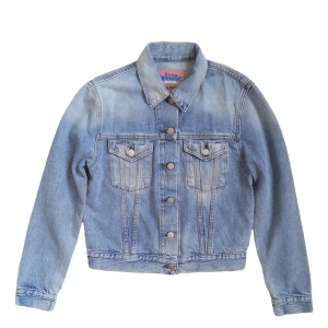 Acne studios 1999 blå konst jeans jacka - Acne studios 1999 blå konst trashy denim jacket. En helt ny jätte fin gammal modell från acne studios. Köpt på vestaire och har orginallapp kvar. Går inte att få tag på längre, säljer eftersom den inte passade mig. Orginalpris 5000kr.