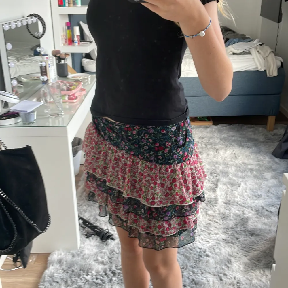 Jag sĂ€ljer denna supergulliga blommiga kjolen för att den Ă€r för stor för mig đden Ă€r i jĂ€tte bra skick, andvĂ€nd ca 1 gĂ„ng â€ïž. Hameet.