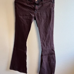 Tjej byxor med flare -  Vet inte vad det heter när det går ut där nere men ni ser 