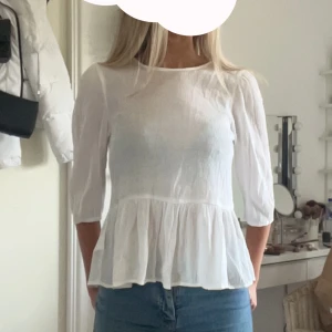 Blus - Superfin ny vit blus från H&M, som är slutsåld! Fin i ryggen🤍Den är ny och i superbra skick🤍Strolek 36 / S, skulle kunna passa M🤍Jag brukar ha S och xs i vissa tröjor och passar mig jättebra men skulle passa större också🤍pris kan diskuteras 