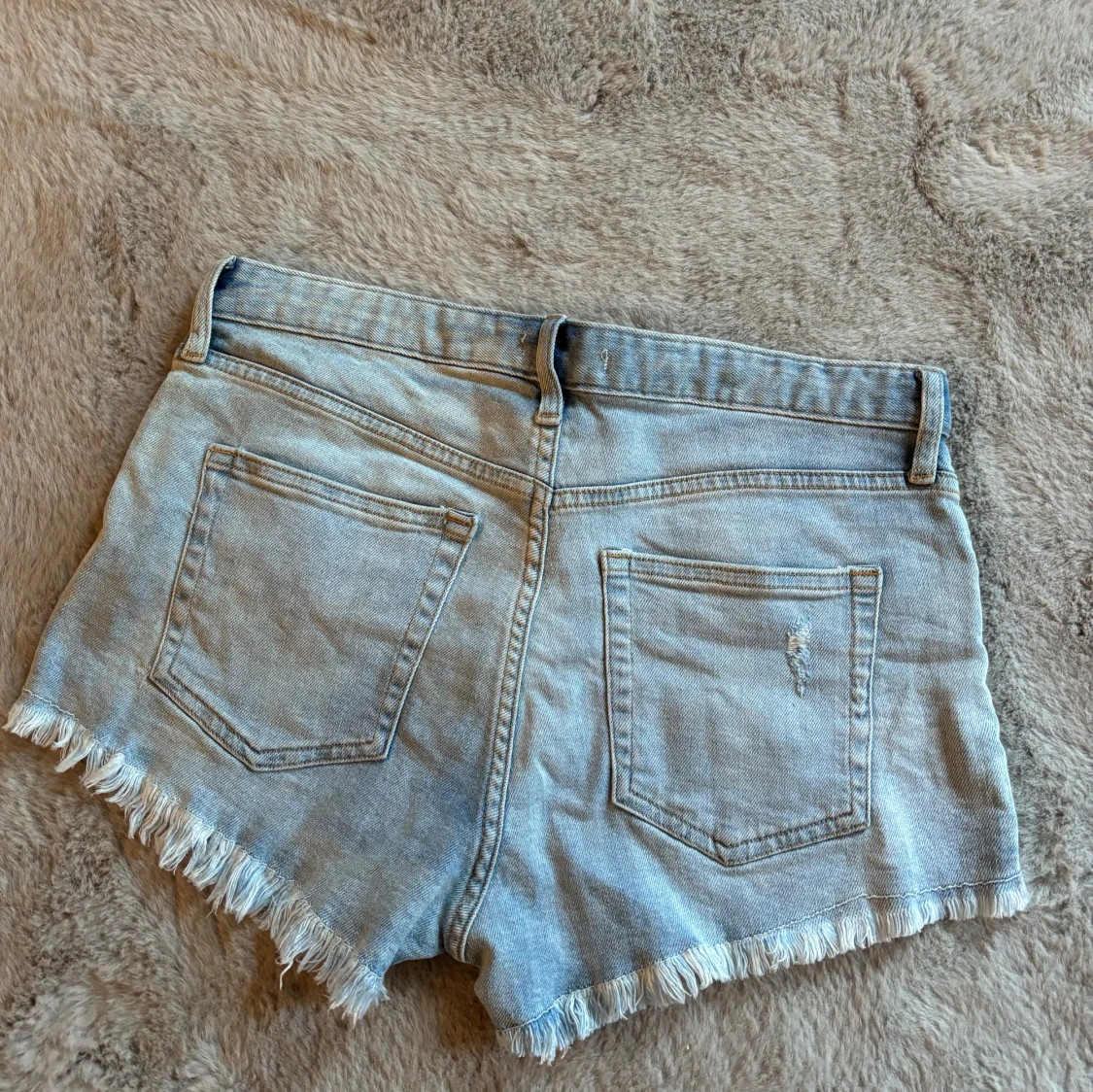 Shorts med slitningar  - 90