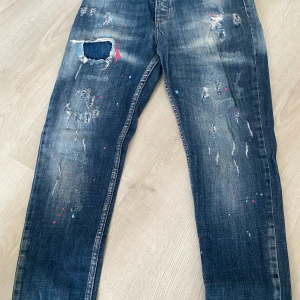 Dsq2 byxor - Dsquard2 jeans på stolek 29 som är på bra skick pris kan diskuteras 