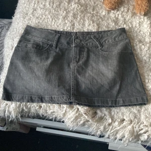 Svart billabong kjol - Skitsnygg ny skick billabong kort svart jeanskjol till sommaren 