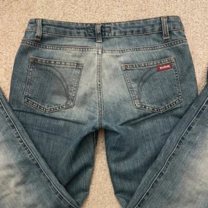 Miss sixty jeans - Jätte trendiga miss sixty jeans som tyvärr är lite försmå för mig! Jättefina men bra skick, midjemåttet är 37,5 tvärs över!🥰