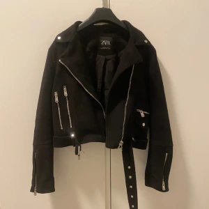 Mocca jacka - Säljer min fina mocca jacka från zara då den inte kommer till användning längre. Pris kan diskuteras!💗