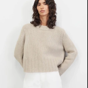 SOFTGOAT TRÖJA - Säljer denna SoftGoat Girlfriend O-neck tröja som inte säljs längre! Köptes i höstas! Använd kanske max 2 gånger!🎀❣️ Storlek L men sitter ändå relativt kort på mig som är 172cm lång och vanligtvis är storlek S/M