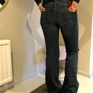 Svin snygga lågmidjade mörkblåa jeans som även är bootcut. Dem har ganska små hål på insidan men ignet som märks av på utsidan (skriv till oss för bild på hålen) Märket är polo💙💙 Modell på bilden: 164cm. Startpris 449💙