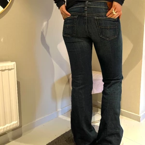 Lågmidjade jeans  - Svin snygga lågmidjade mörkblåa jeans som även är bootcut. Dem har ganska små hål på insidan men ignet som märks av på utsidan (skriv till oss för bild på hålen) Märket är polo💙💙 Modell på bilden: 164cm. Startpris 449💙