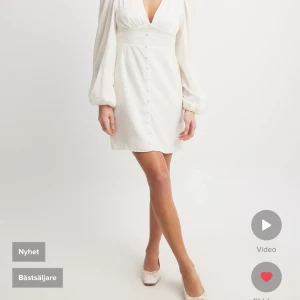 Studentklänning - Säljer denna jätte fina klänning från NA-KD. Helt oanvänd med prislapp kvar. Köpte till student men valde en annan.💞