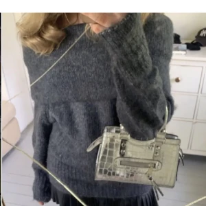 Off shouder tröja - Säljer denna off shoulder stickade tröja från h&m då den inte kommer till användning💘använd typ 2 gånger