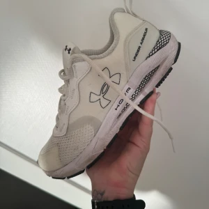 Under armour HOVE skor - Dom är i fint skick, jag har bara använt dom 2-3 gånger för att sen inse att dom är för små. Så dom är i bra skick, dock inte avtorkade eller något på bilderna 💕  Köparen står för frakten 