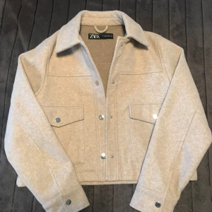 Vårjacka fr Zara  - Nästintill ny vårjacka från Zara, storlek S och skicket är 10/10, inga tecken på användning. Köparen står för frakten. Färgen är som på bilden!  Säljer den åt min dotter! 