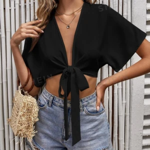 Svart topp - Säljer en svart topp från Shein, den passar inte mig och därför säljer jag den🥰 aldrig använd